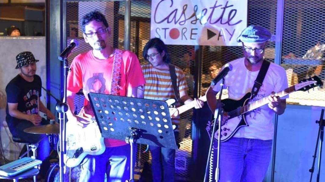 Harlan Boer sedang bermain gitar di sebuah pentas di atas panggung